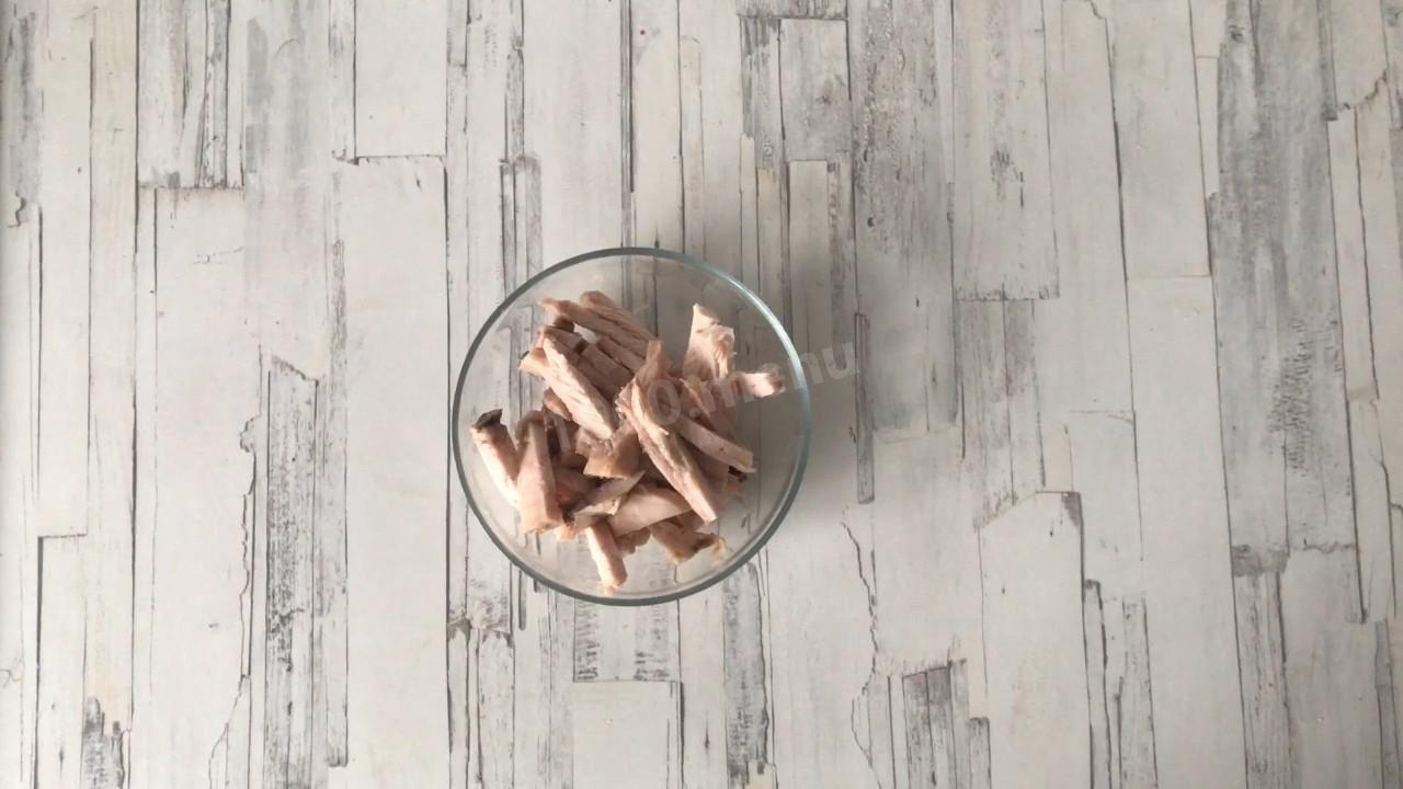Шаг 2 приготовления Салат с копченой индейкой и фруктами