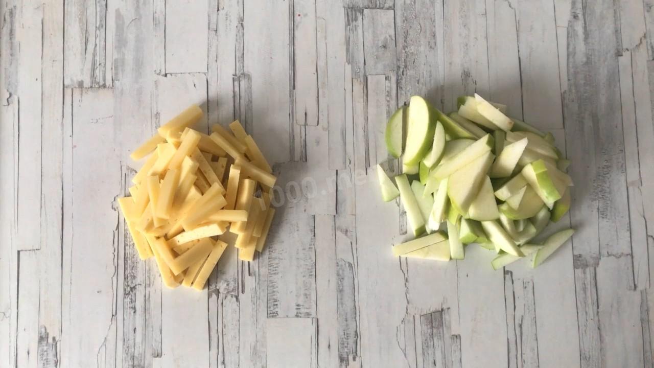 Шаг 5 приготовления Салат с копченой индейкой и фруктами