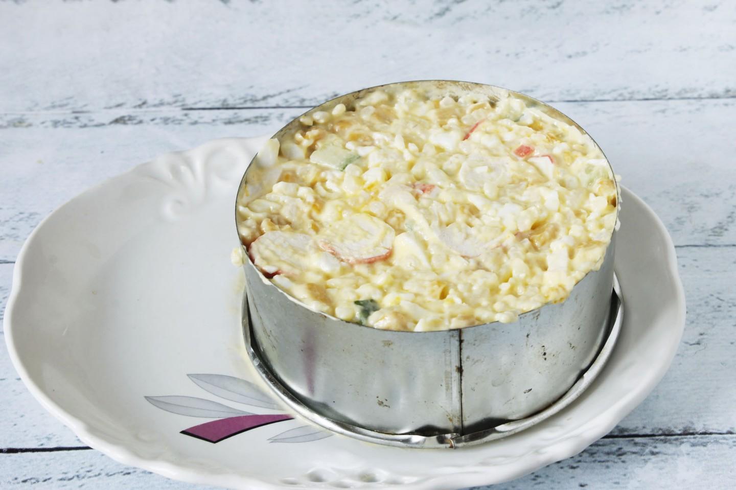 Шаг 5 приготовления Салат с крабовыми палочками и огурцами заправка из йогурта
