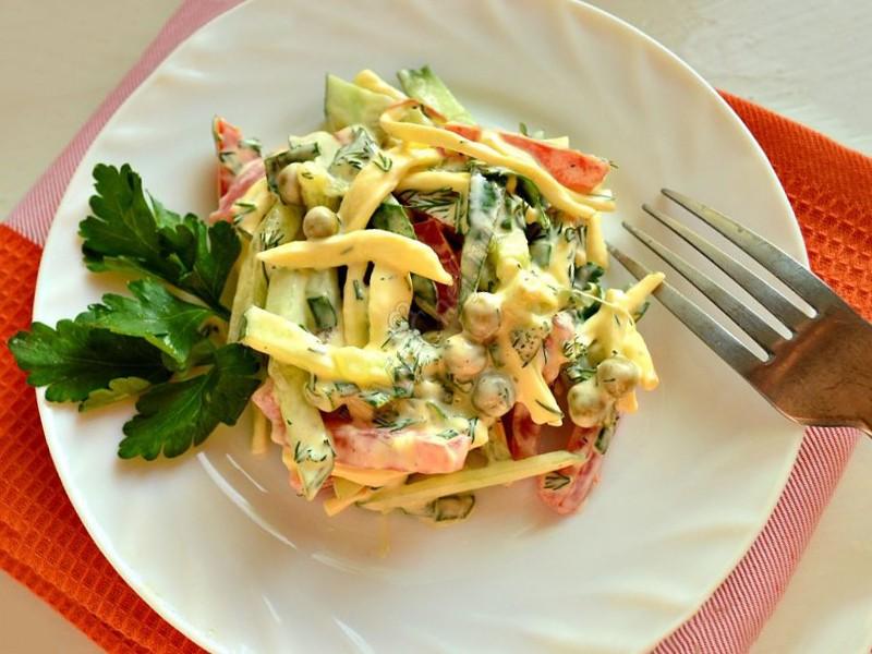 Обложка рецепта Салат с сыром косичкой и помидорами