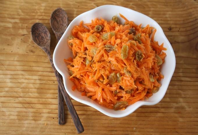 Обложка рецепта Морковь с арахисом и изюмом