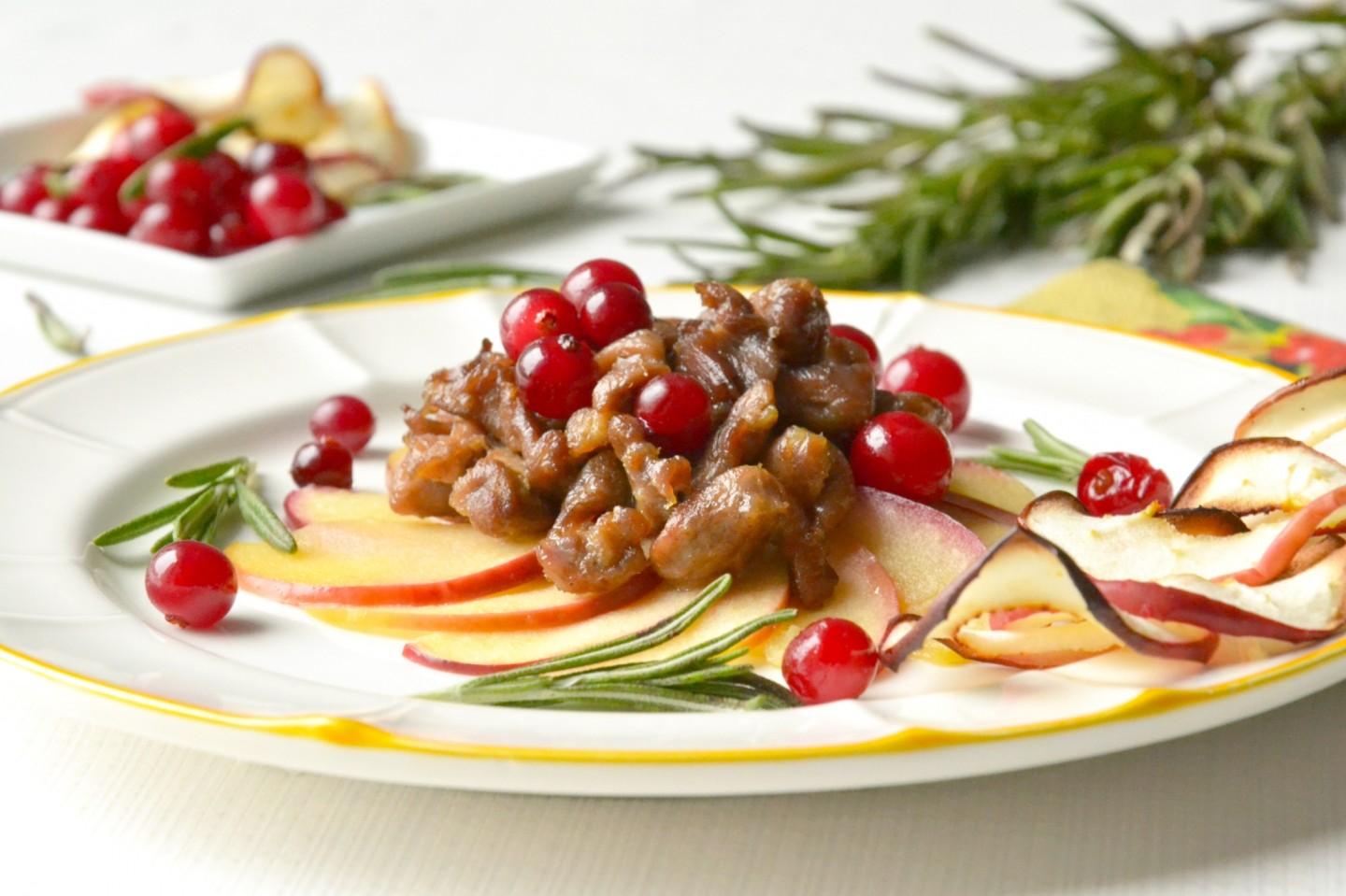 Обложка рецепта Салат с жареной уткой яблоками и клюквой