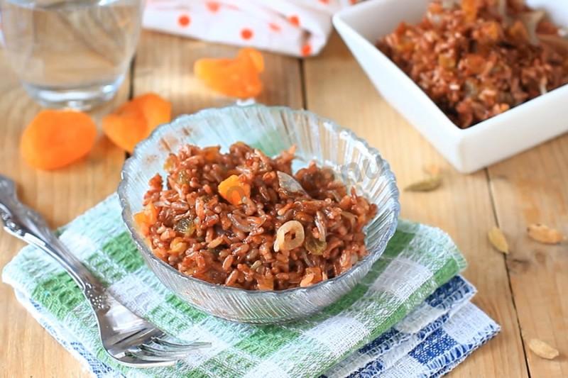 Обложка рецепта Тёплый салат из красного риса с изюмом и курагой