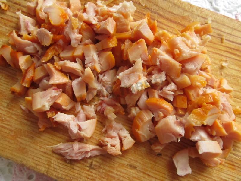 Шаг 1 приготовления Салат с копченой курицей помидором сыром кукурузой
