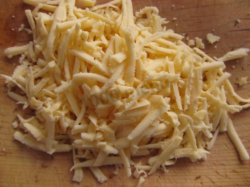 Шаг 2 приготовления Салат с копченой курицей помидором сыром кукурузой