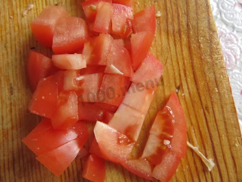 Шаг 3 приготовления Салат с копченой курицей помидором сыром кукурузой