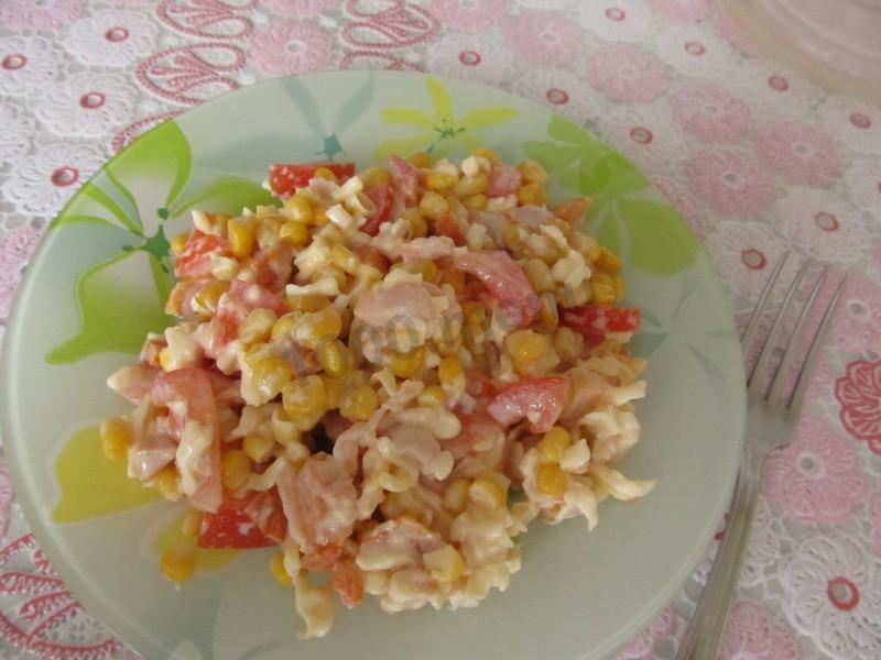 Шаг 4 приготовления Салат с копченой курицей помидором сыром кукурузой