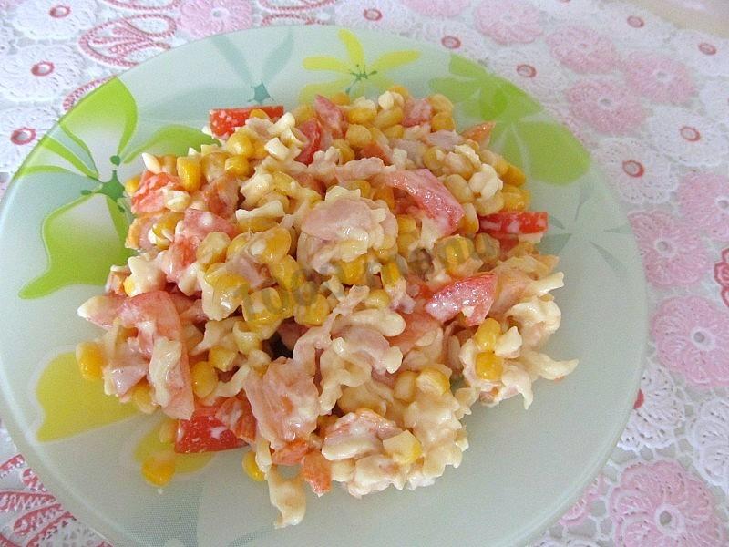 Обложка рецепта Салат с копченой курицей помидором сыром кукурузой