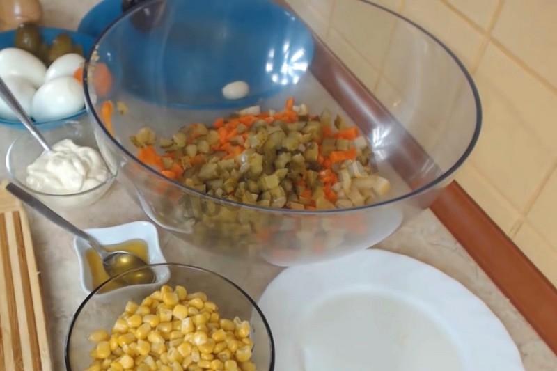 Шаг 2 приготовления Салат Петух без мяса