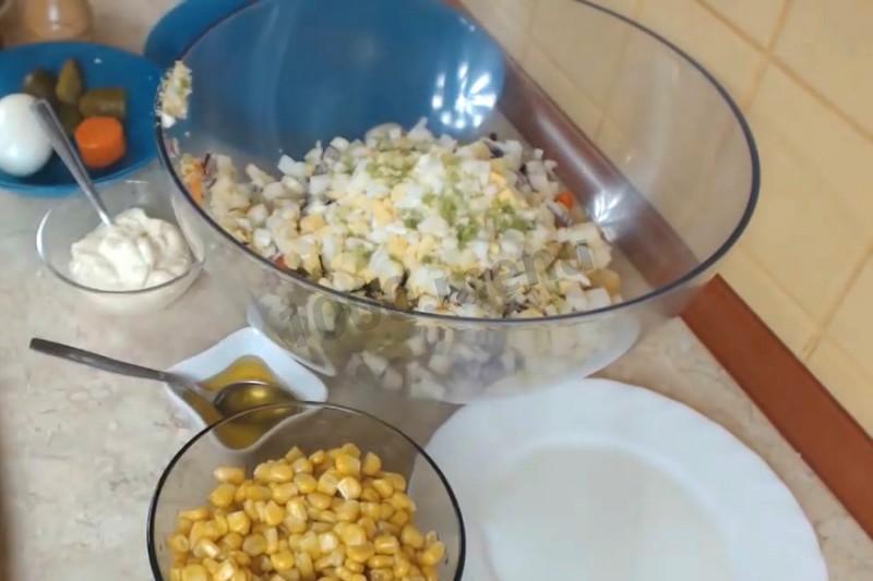 Шаг 3 приготовления Салат Петух без мяса