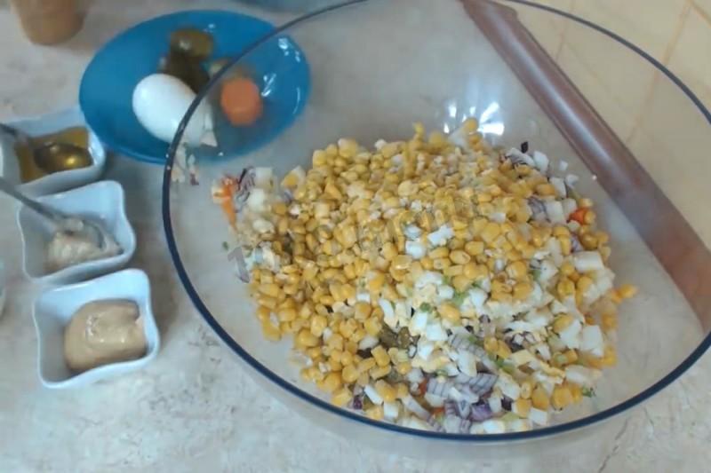 Шаг 4 приготовления Салат Петух без мяса