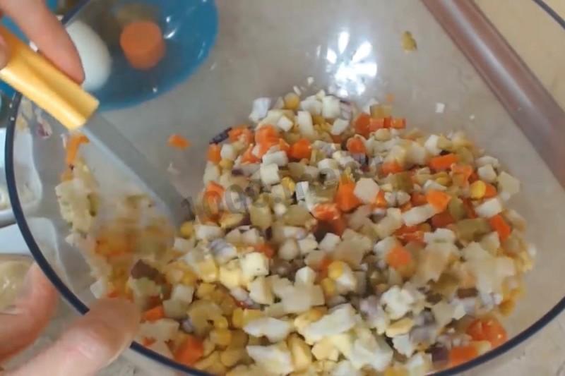 Шаг 5 приготовления Салат Петух без мяса