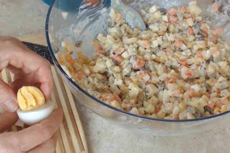 Шаг 7 приготовления Салат Петух без мяса