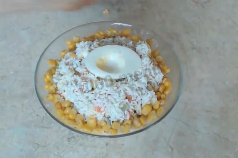 Шаг 8 приготовления Салат Петух без мяса
