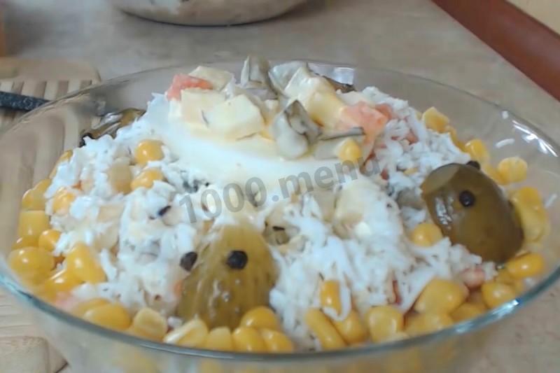 Шаг 9 приготовления Салат Петух без мяса