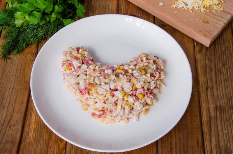 Шаг 10 приготовления Салат Петух с курицей и твердым сыром