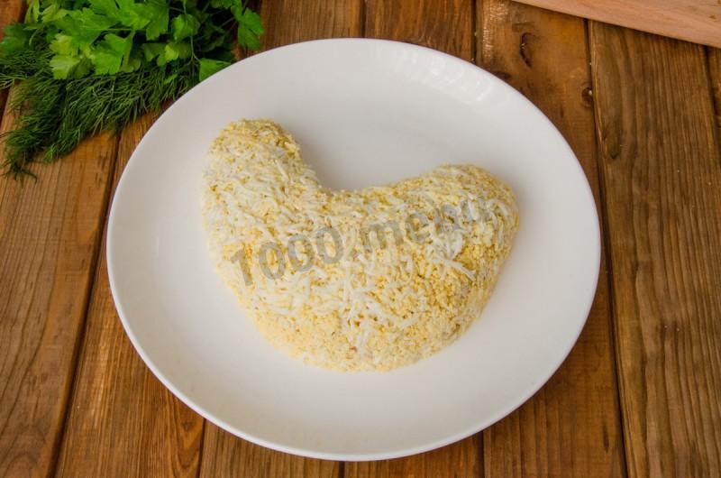 Шаг 11 приготовления Салат Петух с курицей и твердым сыром
