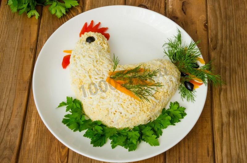 Шаг 12 приготовления Салат Петух с курицей и твердым сыром