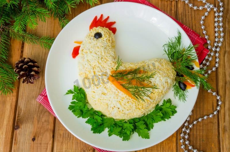 Шаг 13 приготовления Салат Петух с курицей и твердым сыром