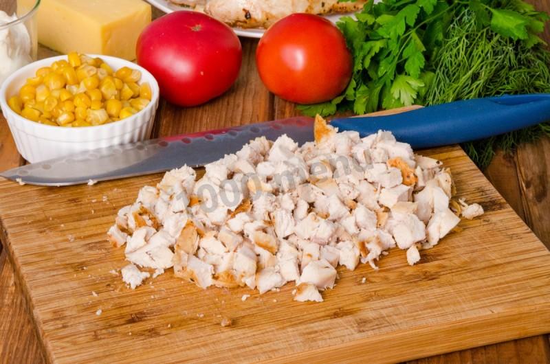Шаг 4 приготовления Салат Петух с курицей и твердым сыром