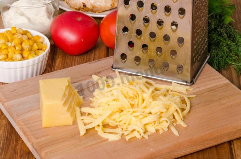 Шаг 5 приготовления Салат Петух с курицей и твердым сыром