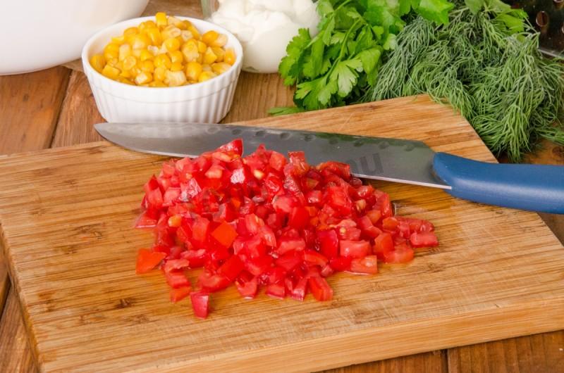 Шаг 6 приготовления Салат Петух с курицей и твердым сыром