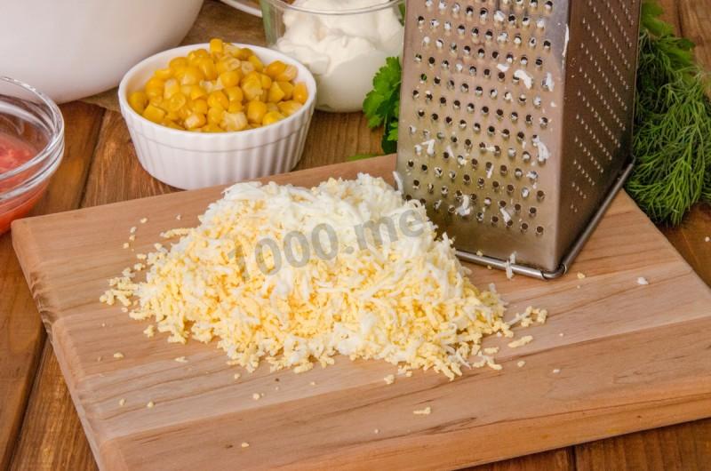 Шаг 7 приготовления Салат Петух с курицей и твердым сыром
