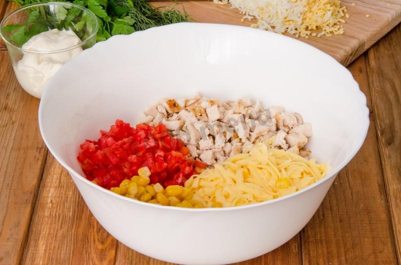 Шаг 8 приготовления Салат Петух с курицей и твердым сыром