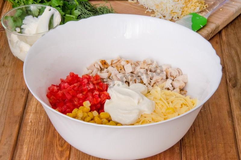Шаг 9 приготовления Салат Петух с курицей и твердым сыром