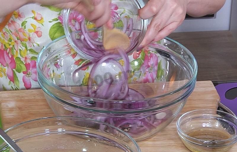 Шаг 6 приготовления Салат из брокколи с орехами и клюквой