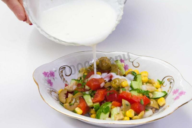 Шаг 10 приготовления Салат с перчинкой кукурузой и оливками