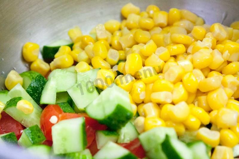 Шаг 3 приготовления Салат с перчинкой кукурузой и оливками