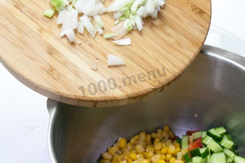 Шаг 4 приготовления Салат с перчинкой кукурузой и оливками