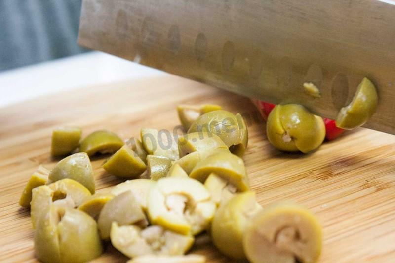 Шаг 5 приготовления Салат с перчинкой кукурузой и оливками