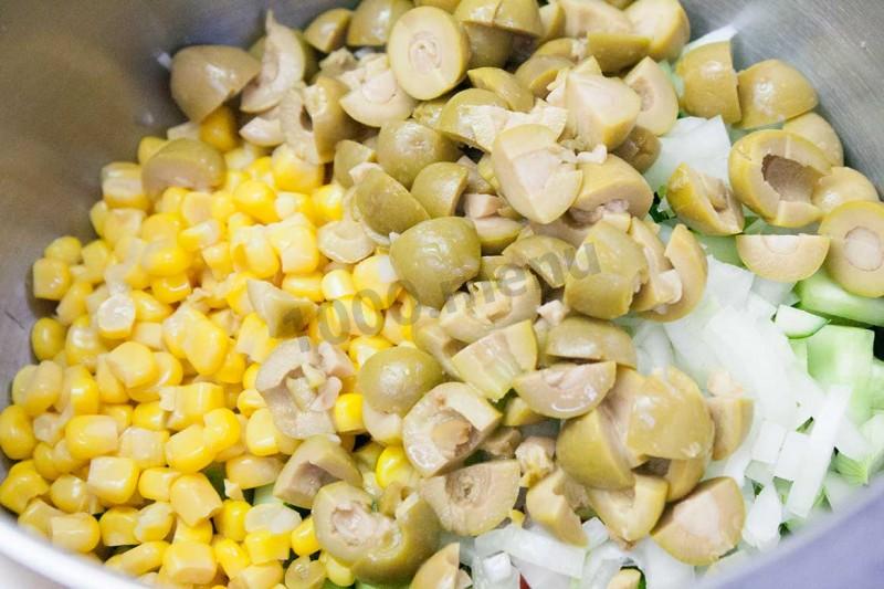 Шаг 6 приготовления Салат с перчинкой кукурузой и оливками