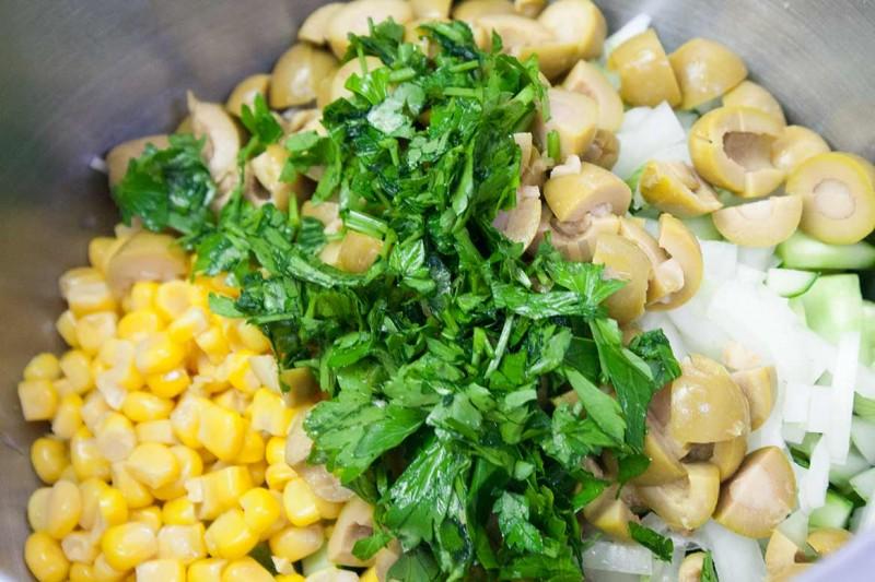 Шаг 7 приготовления Салат с перчинкой кукурузой и оливками