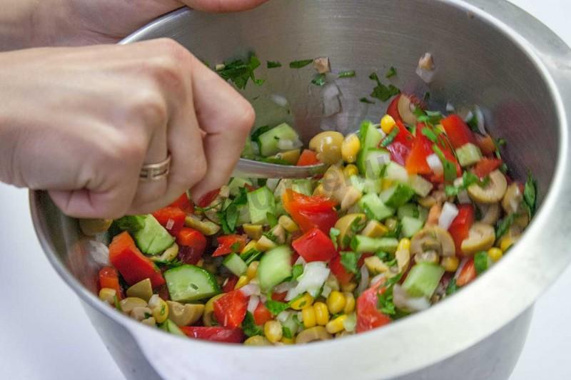 Шаг 8 приготовления Салат с перчинкой кукурузой и оливками