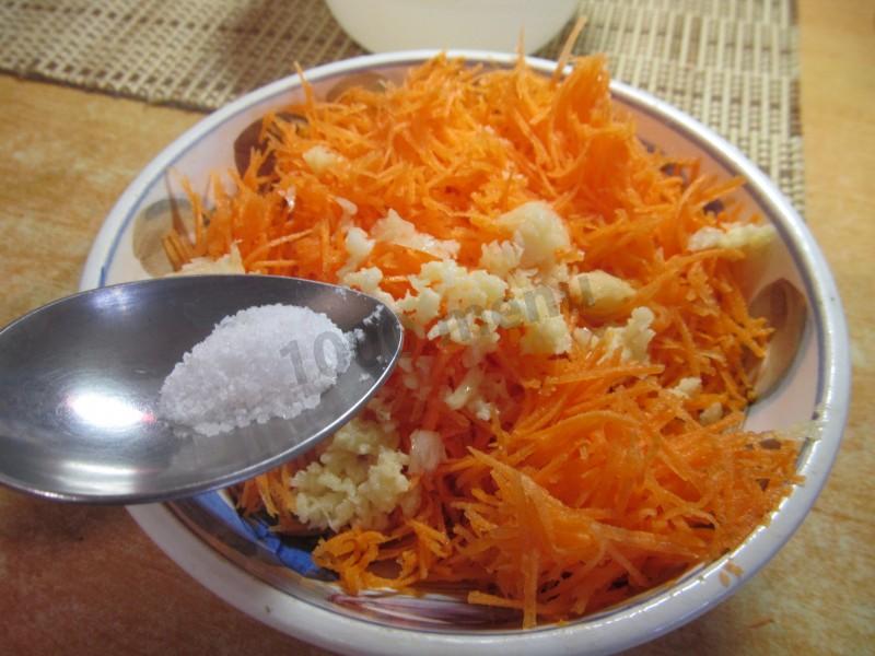Шаг 6 приготовления Простой салат из моркови с майонезом и чесноком