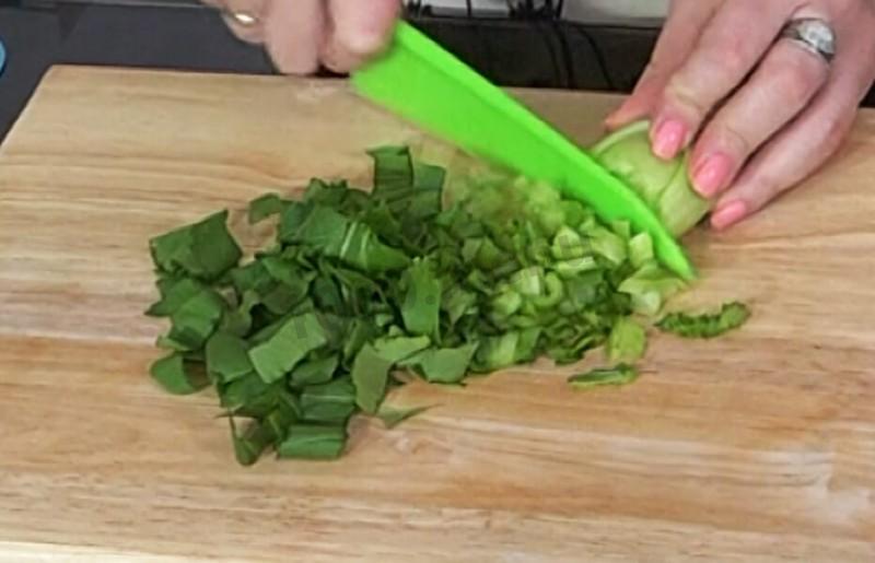 Шаг 1 приготовления Салат из капусты пак чой