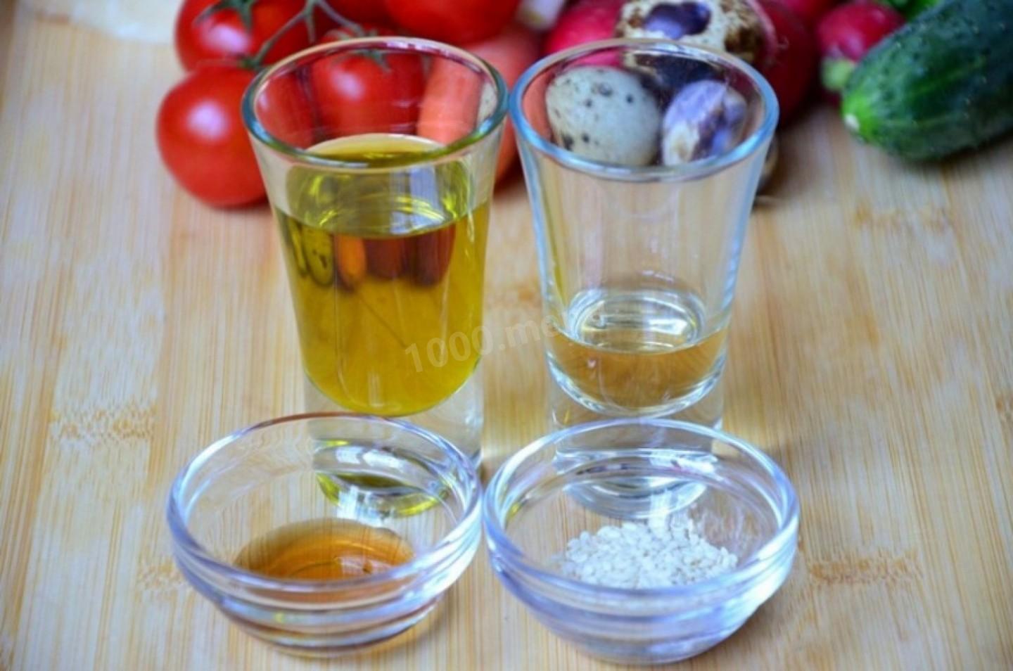 Шаг 2 приготовления Разноцветный овощной салат с пармезаном и медом