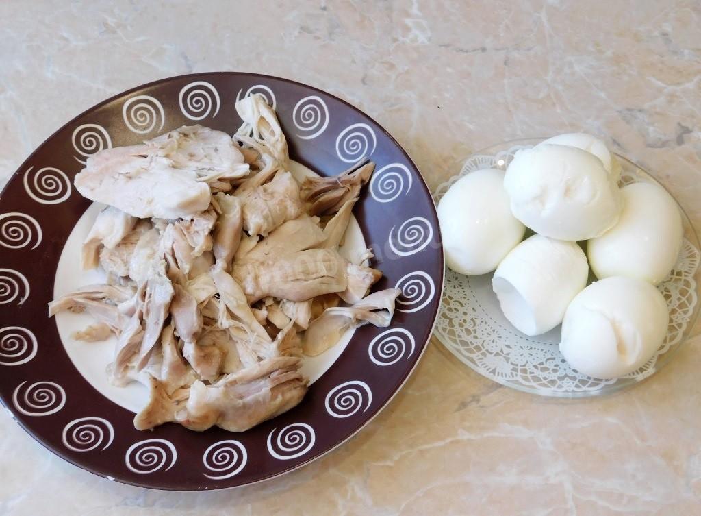 Шаг 1 приготовления Салат слоями из куриного филе с майонезом орехом