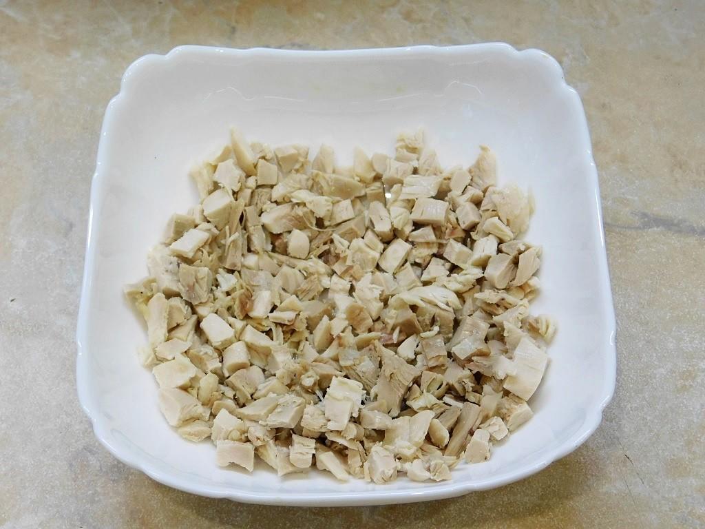 Шаг 2 приготовления Салат слоями из куриного филе с майонезом орехом
