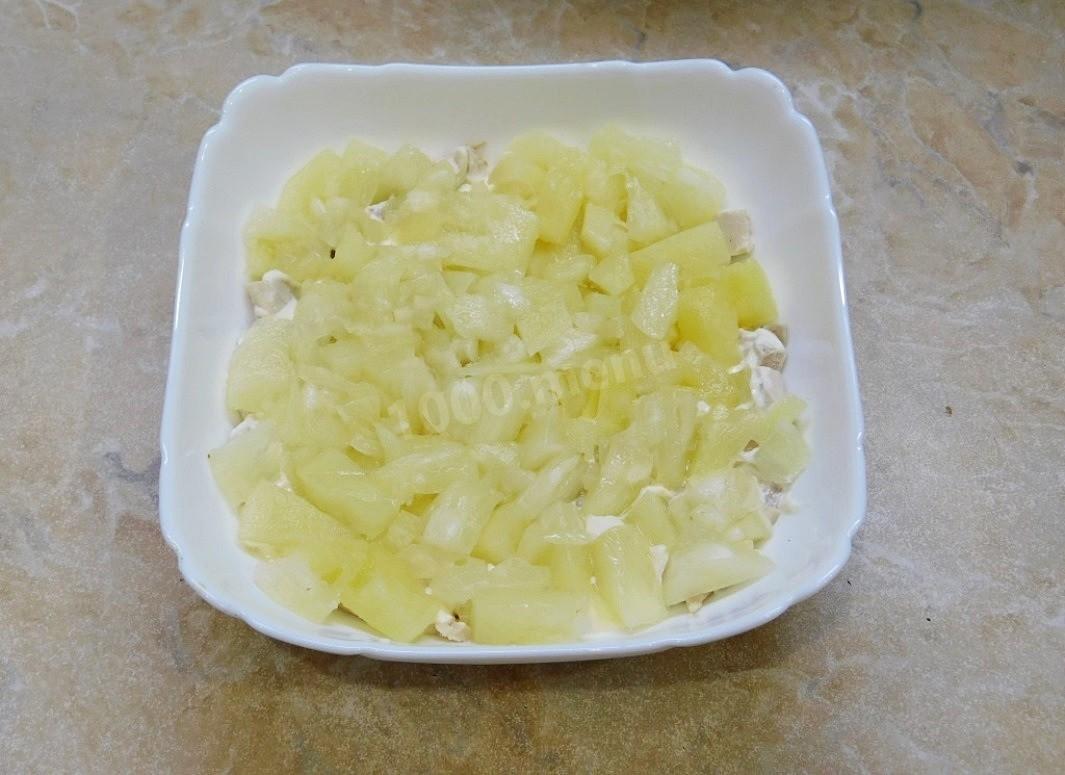 Шаг 3 приготовления Салат слоями из куриного филе с майонезом орехом