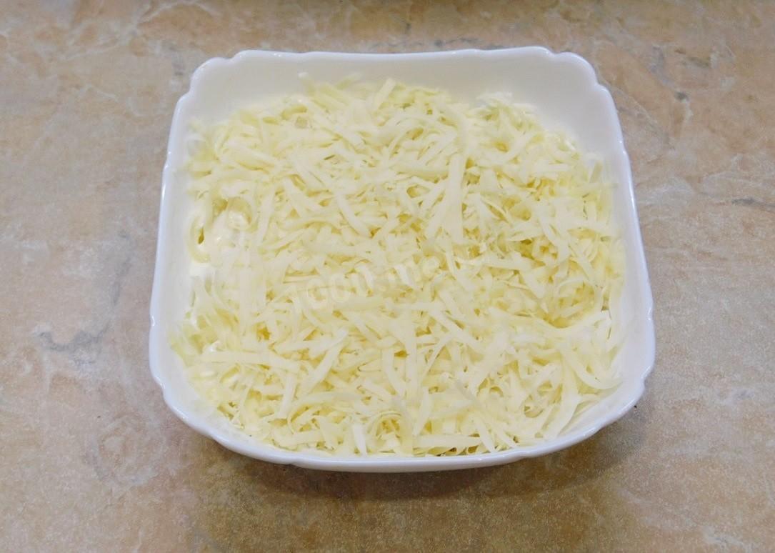 Шаг 4 приготовления Салат слоями из куриного филе с майонезом орехом