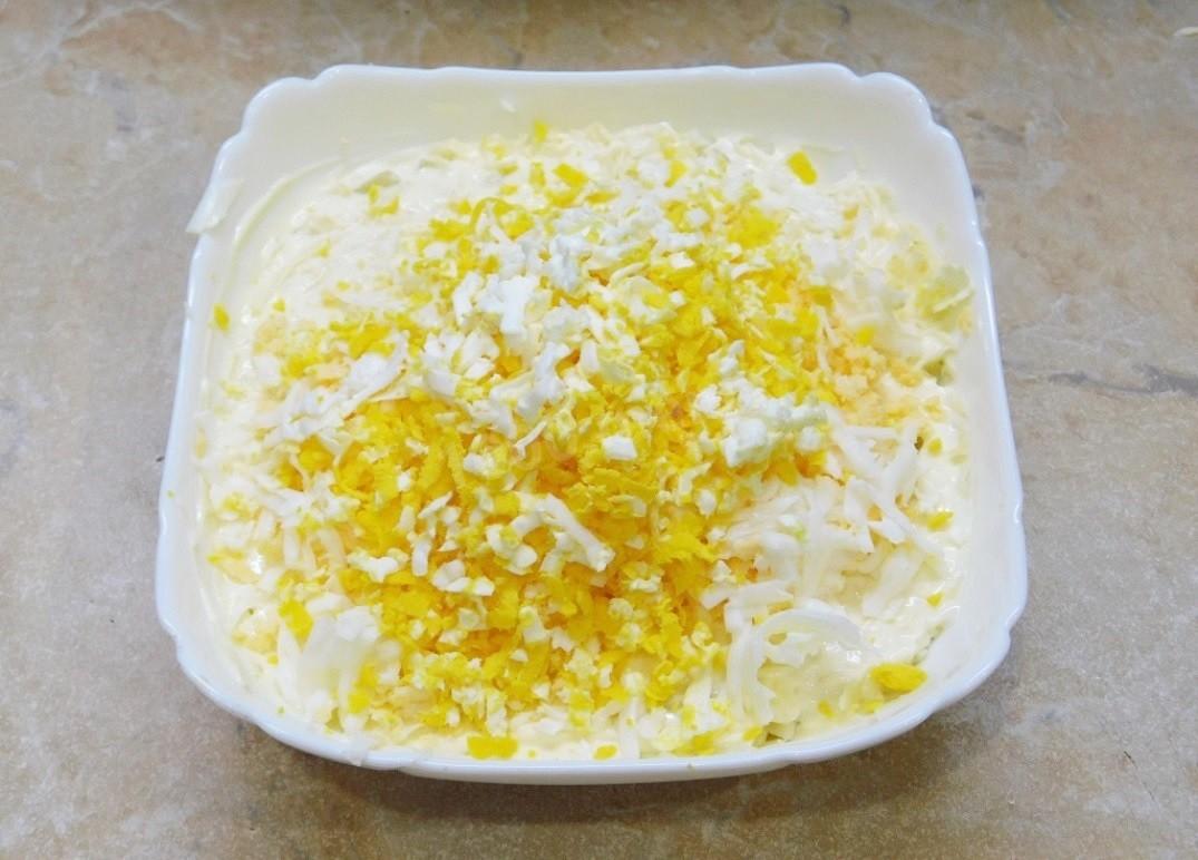 Шаг 5 приготовления Салат слоями из куриного филе с майонезом орехом