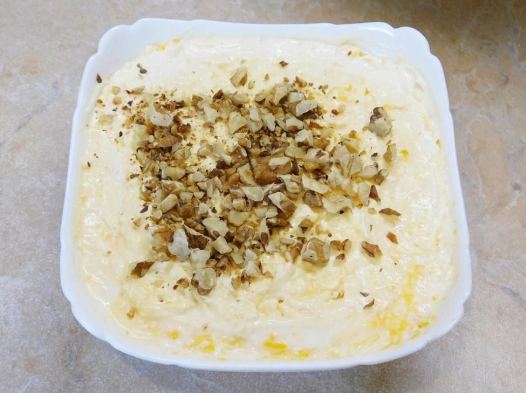 Шаг 6 приготовления Салат слоями из куриного филе с майонезом орехом