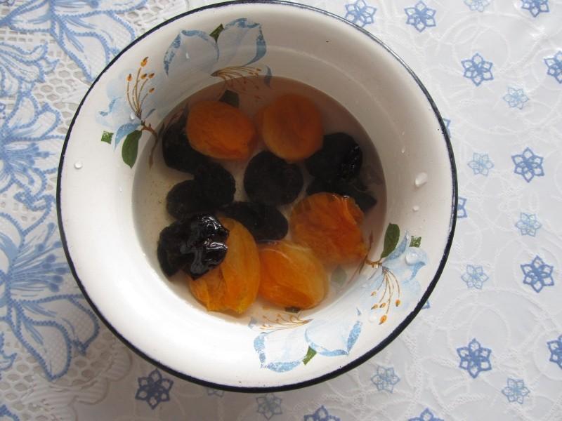 Шаг 2 приготовления Свекольный салат с курагой и черносливом