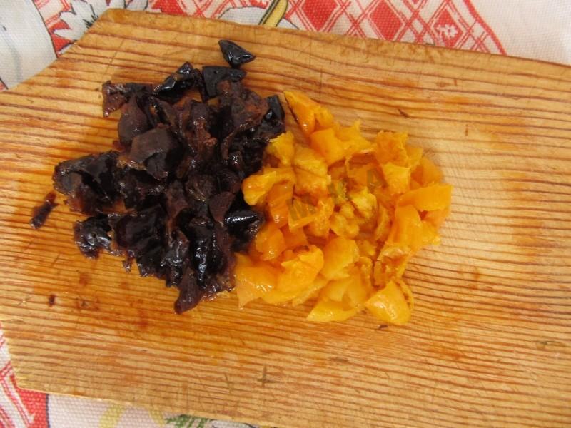 Шаг 3 приготовления Свекольный салат с курагой и черносливом