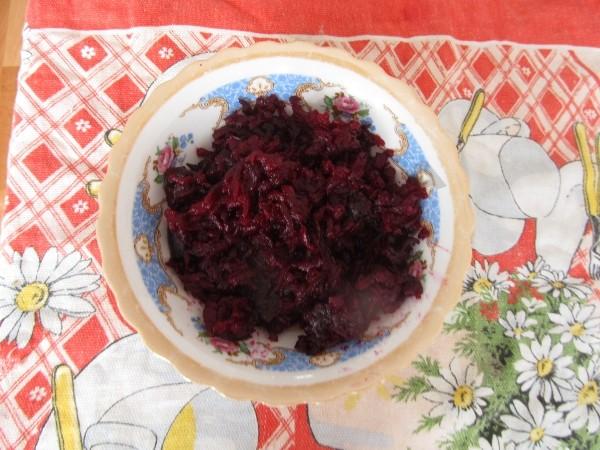 Шаг 4 приготовления Свекольный салат с курагой и черносливом