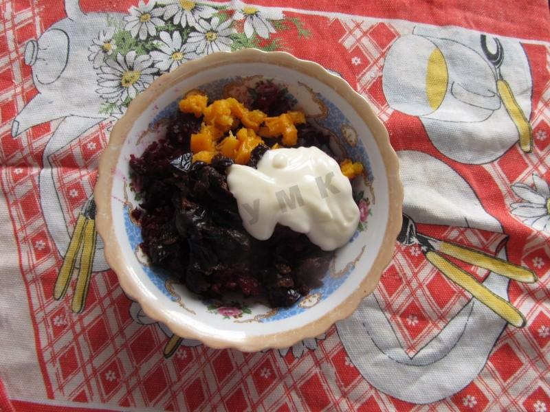 Шаг 5 приготовления Свекольный салат с курагой и черносливом